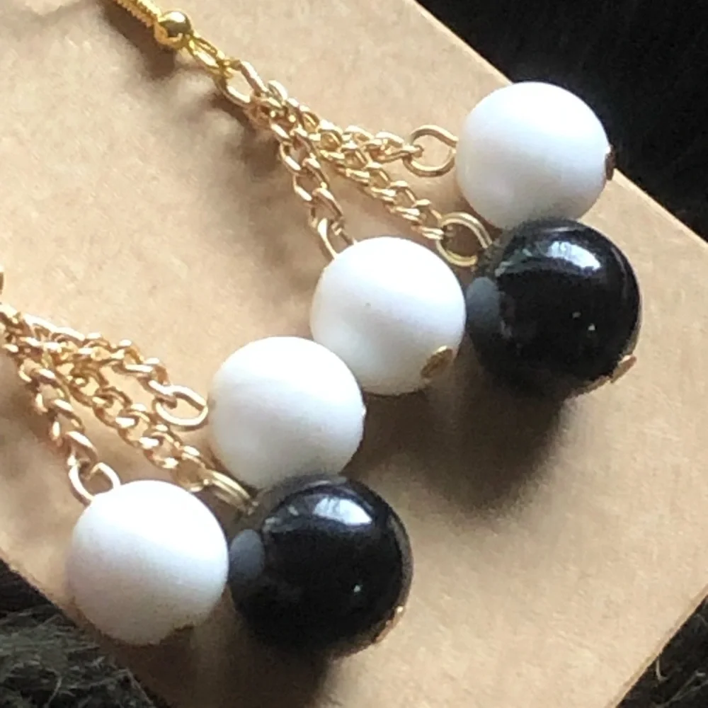 Vintage repurpose black and white pearl bead dangle earrings - Picture 2 of 3